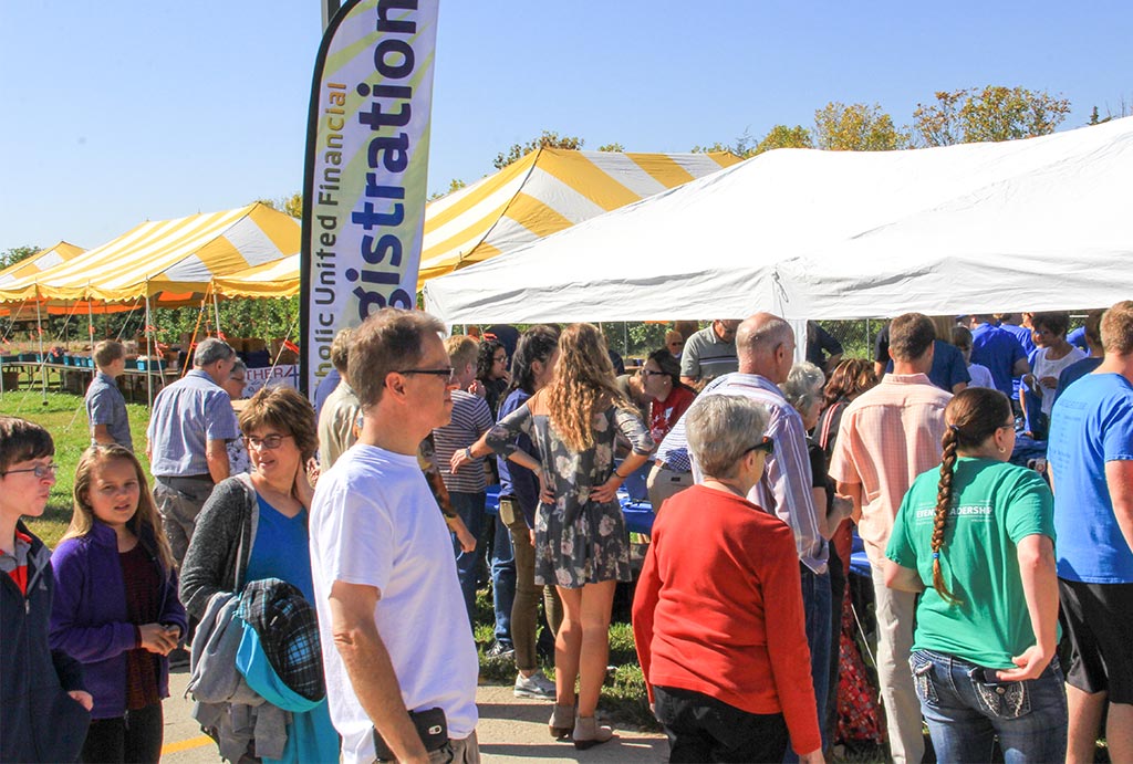 Crowds of volunteers gather to Yankton event on Oct. 2